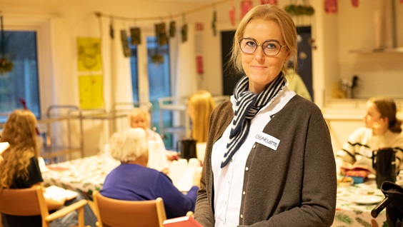 Fællessang og julestemning! Charlotte leder an, mens unge og ældre synger julesange og salmer i kor. Et bord, en melodi – og masser af varme stemmer.